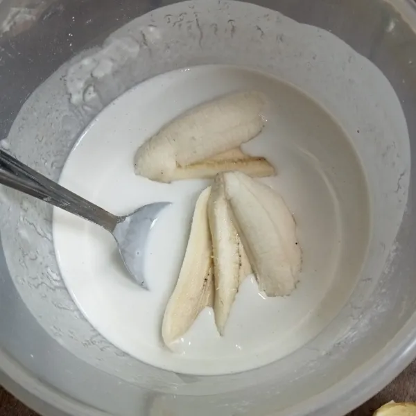 Celupkan pisang ke dalam adonan hingga rata.