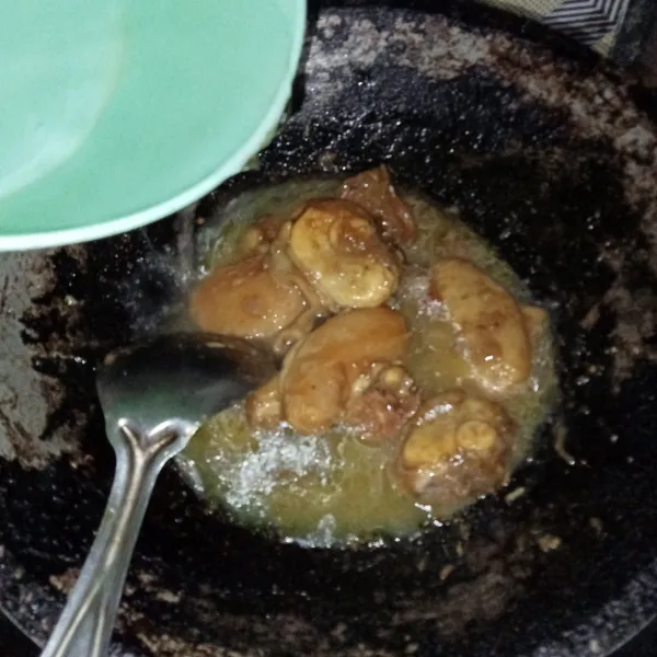 Masukkan air, garam, gula pasir dan kaldu jamur, masak hingga mendidih.