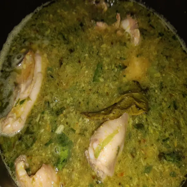 Kemudian tumis lagi semua bumbu (termasuk serai, daun salam dan daun jeruk) tambahkan air secukupnya, masukkan ayam. Beri garam, gula merah dan penyedap, masak hingga mendidih