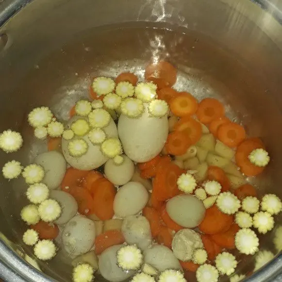 Rebus air hingga mendidih, lalu masukkan kentang, wortel, jagung putren dan telur puyuh rebus.