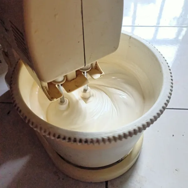 Mixer dengan kecepatan tinggi telur sp dan gula pasir sampai adonan berwarna putih kental berjejak.