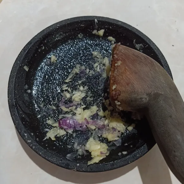 Haluskan bumbu dengan cara diuleg.