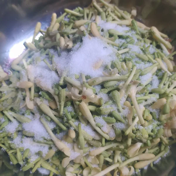 Remas bunga pepaya dengan garam sampai keluar air getahnya. Diamkan selama 1 jam