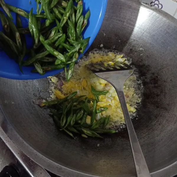 Masukkan kacang panjang, oseng sebentar.