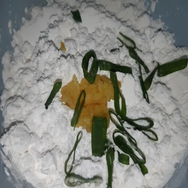 Siapkan tepung, beri bawang putih, garam dan penyedap yang sudah dihaluskan, serta sedikit daun bawang