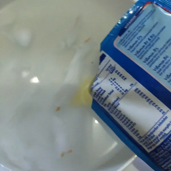 Beri air kelapa dengan kental manis dan aduk rata.
