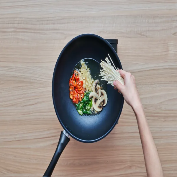 Tumis bawang putih, cabe, daun bawang hingga harum, masukkan jamur, campuran saus tambahkan gula pasir.