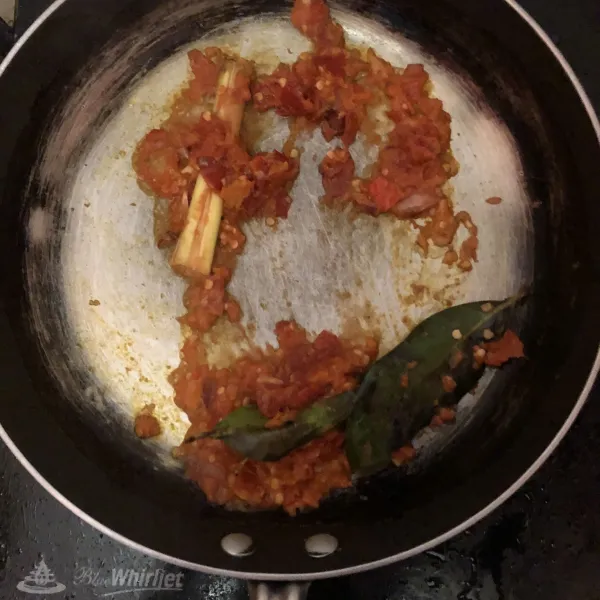 Masukkan sereh dan daun salam