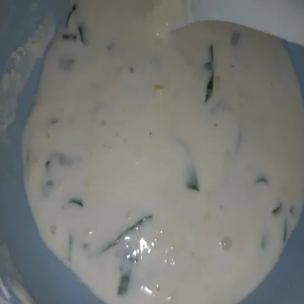 Beri air panas, sedikit demi sedikit hingga kental (jangan sampe encer, nantintidak bisa nempel ke tahu)