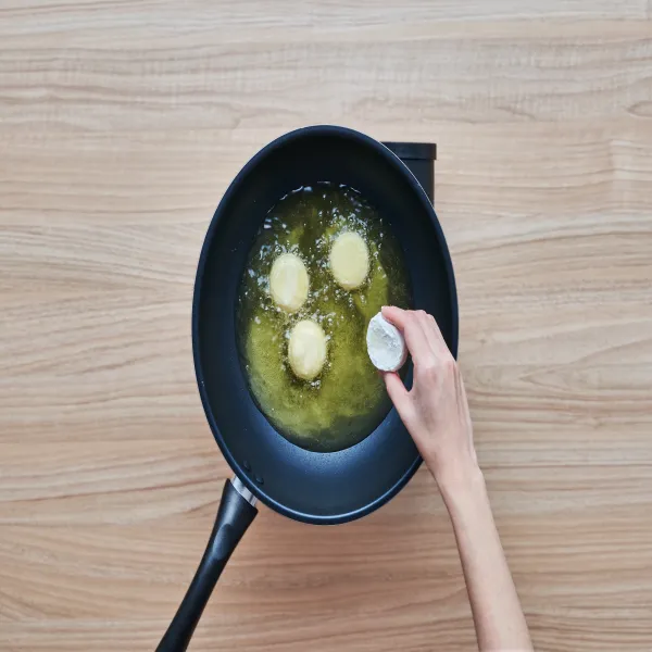 Oseng tahu telur jepang yang telah dibaluri tepung terigu (kocok terigu dan tahu telur dalam wadah)
