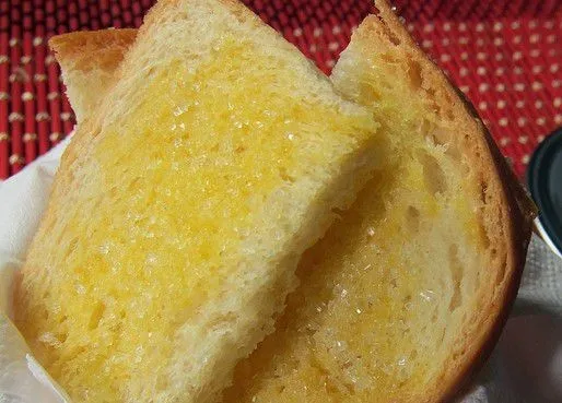 Panggang roti yang sudah dioles margarin sampai warna coklat keemasan, setelah matang lanjutkan dengan panggang smoked beefnya