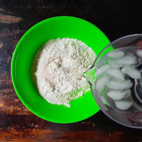 Campurkan tepung kemudian larutkan dengan air sedikit demi sedikit. Aduk sampai rata dan tidak ada gumpalan lagi.