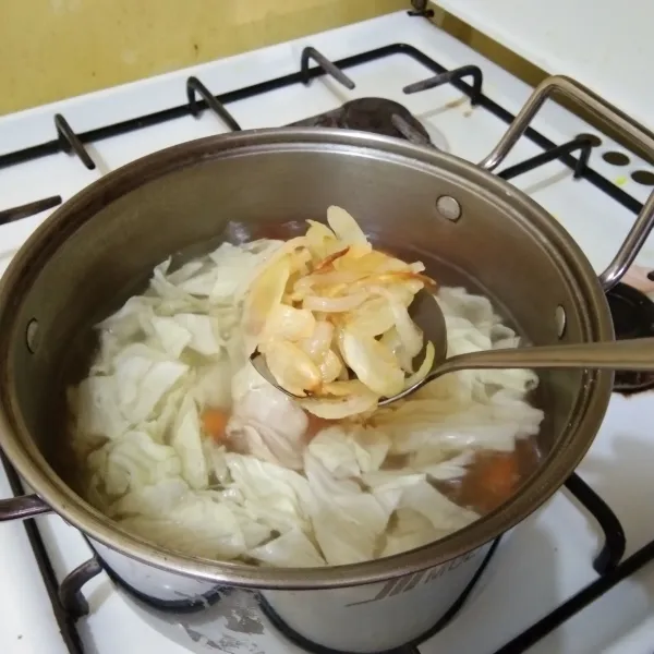 Masukan tumisan bawang putih dan bawang bombay ke dalam panci yang sedang dimasak