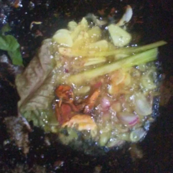 Tumis bawang merah putih, masukan lengkuas, daun salam dan sereh tumis sampai harum