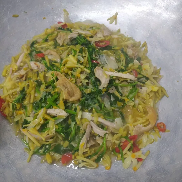 Masukkan air, bumbui garam, kaldu jamur dan gula pasir. Masak sampai matang dan meresap. Angkat dan sajikan.