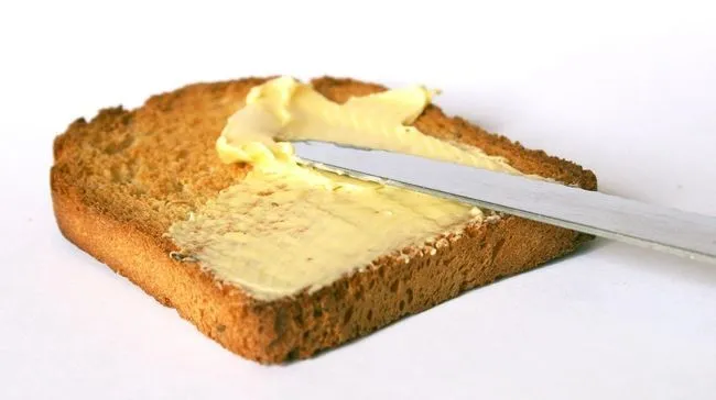 Oles roti dengan margarin di dua sisinya lalu panggang di atas wajan teflon