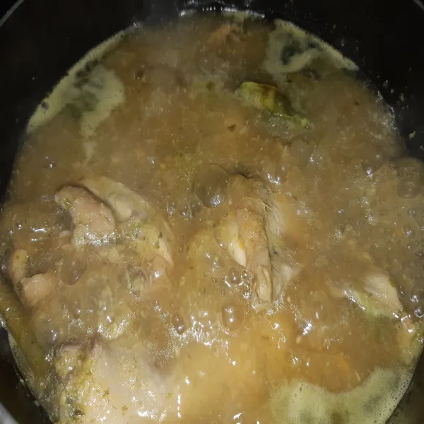 Masak hingga matang, dan air agak menyusut. Sajikan, bisa taburi lagi dengan bawang merah goreng