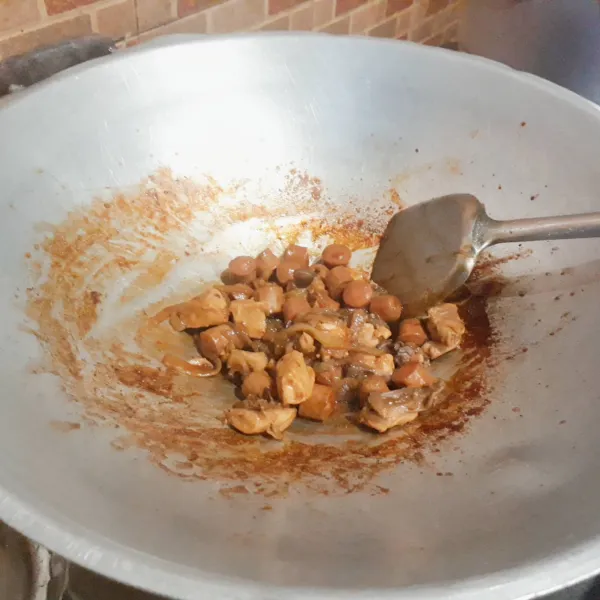 Masak dengan api sedang hingga mengental & ayam matang. Test rasa.