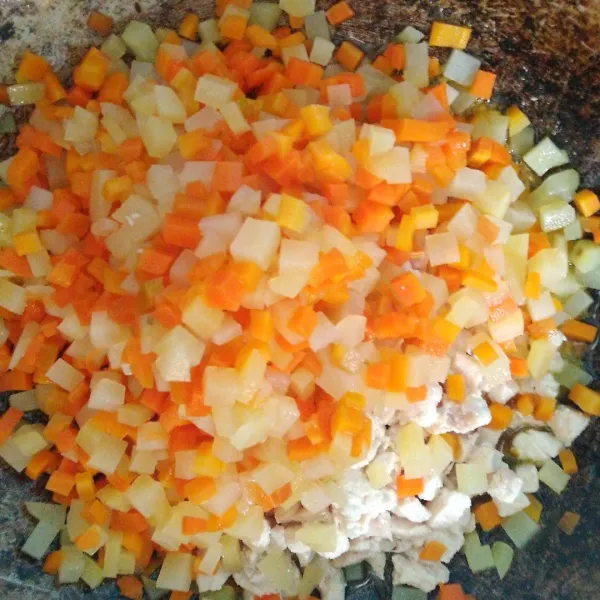 Masukkan kentang, wortel, dan ayam yang sudah direbus 3/4 matang.