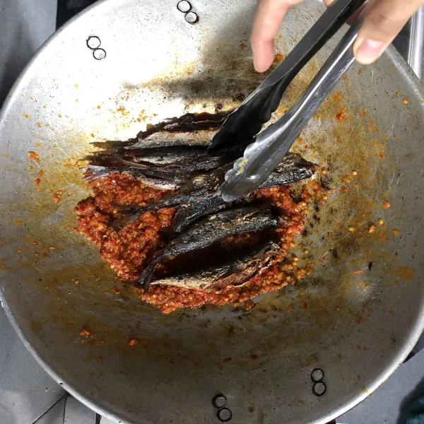 Setelah bumbu merah di blender, tumis hingga harum, beri kaldu bubuk, garam, gula dan daun salam kemudian masak hingga bumbu matang setalah itu masukan ikan yang sudah digoreng