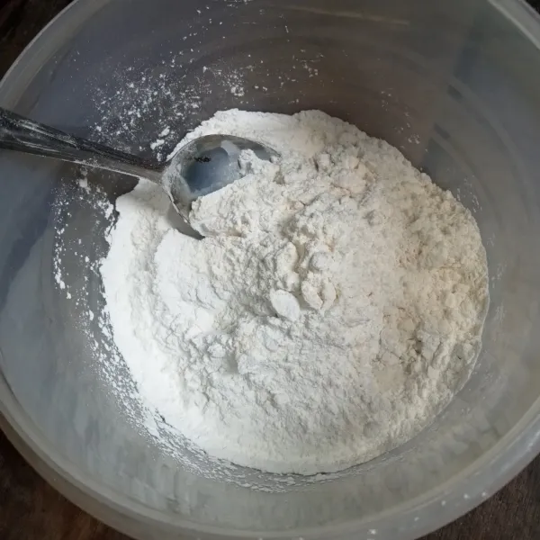 Campur tepung beras, terigu dan garam.