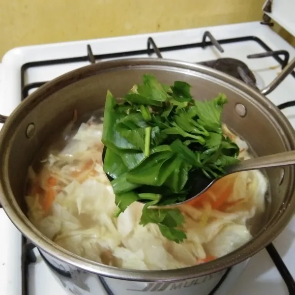 Masukan juga irisan bawang daun dan seledri, masak sebentar saja