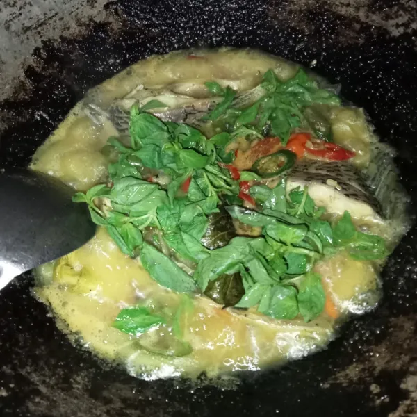 Terakhir masukkan daun kemangi, icip rasanya dan siap disajikan.