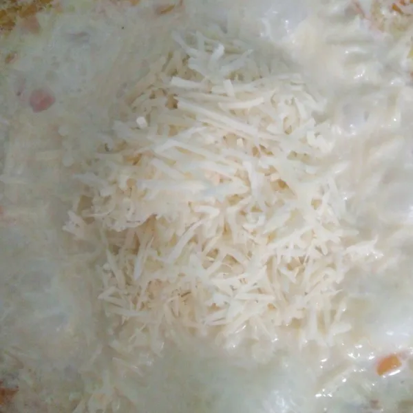 Masukkan keju parut.