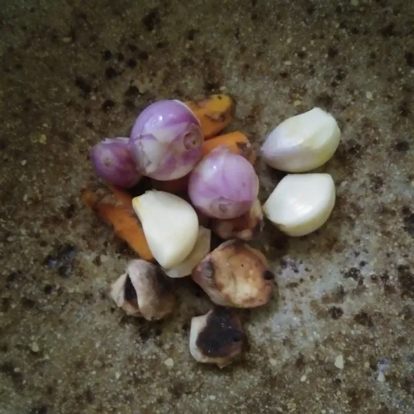 Siapkan bumbu halus, haluskan bawang putih, bawang merah, kemiri sangrai dan kunyit