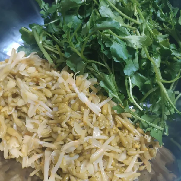 Potong daun selada air, cuci bersih sisihkan.