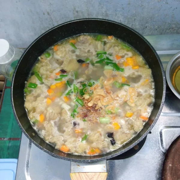 Tambahkan bawang merah goreng, bawang putih goreng dan daun bawang. Aduk rata. Masak sebentar. Icip rasa. Angkat dan sajikan.