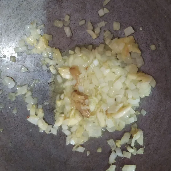 Tumis bawang putih geprek dan bawang bombay cincang sampai harum.