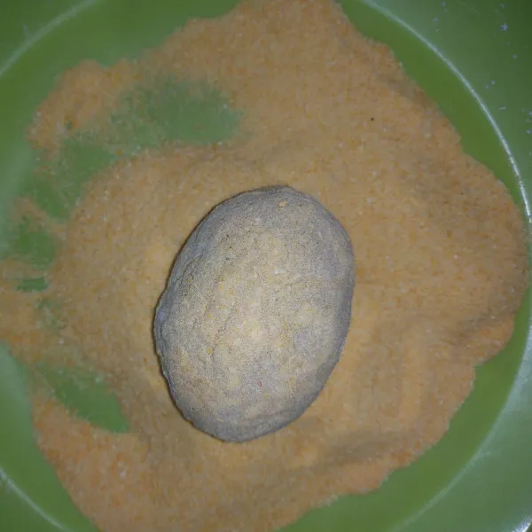 Setelah dilapisi dengan telur, lapisi dengan tepung panko. Diamkan adonan di freezer ±15menit
