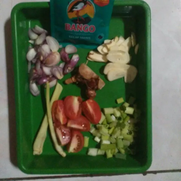 Iris bawang merah putih, daun bawang, tomat dan geprek sereh dan lengkuas