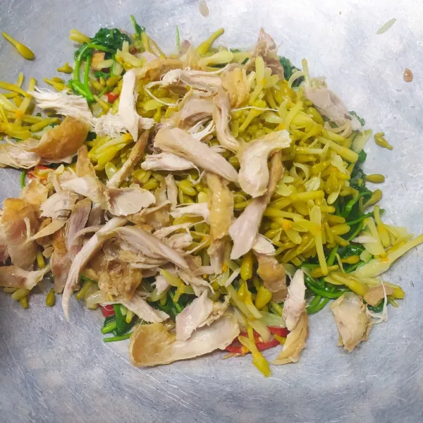 Masukkan bunga pepaya dan suwiran ayam, aduk rata