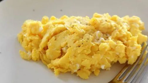 Buat  scrable omelet dari 1 butir telur campur dengan 2 sendok makan susu full cream goreng di wajah teflon