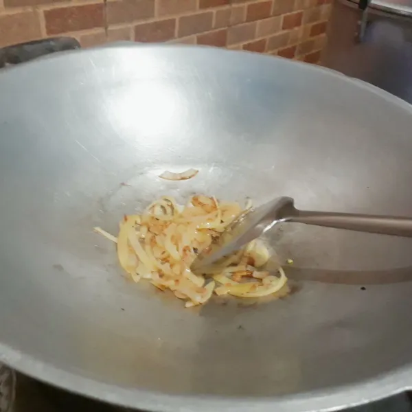 Tumis bawang putih & bombay hingga harum.