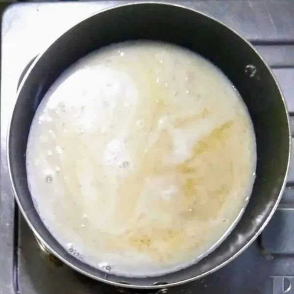 Masukkan santan, aduk-aduk masak sampai mendidih
