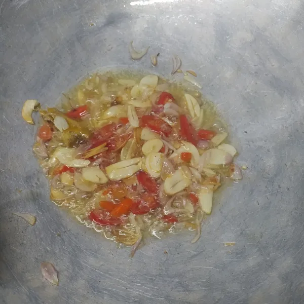 Panaskan sedikit minyak, tumis irisan bawang merah, bawang putih dan jahe geprek sampai layu dan harum. Masukkan irisan cabe merah dan cabe rawit