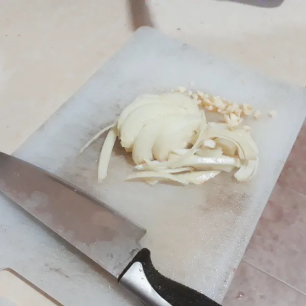 Cincang bawang putih & iris 0,5 cm bombay.