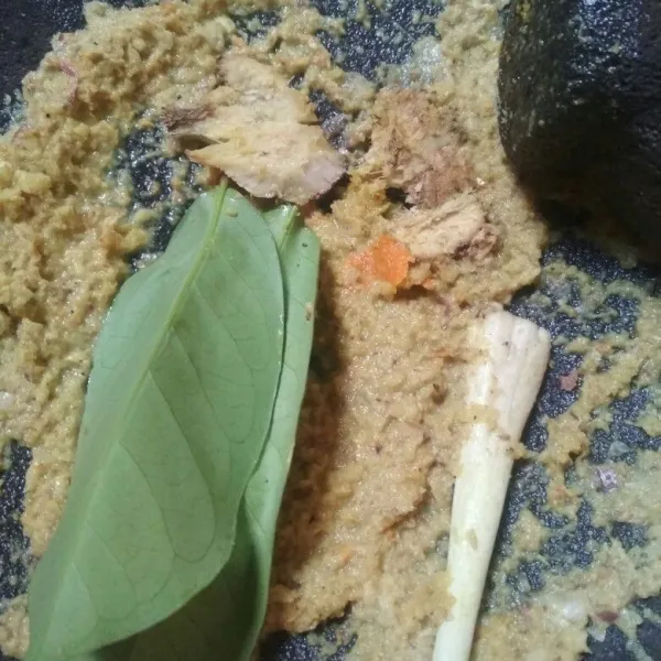 Haluskan bumbu halus, geprek serai dan lengkuas