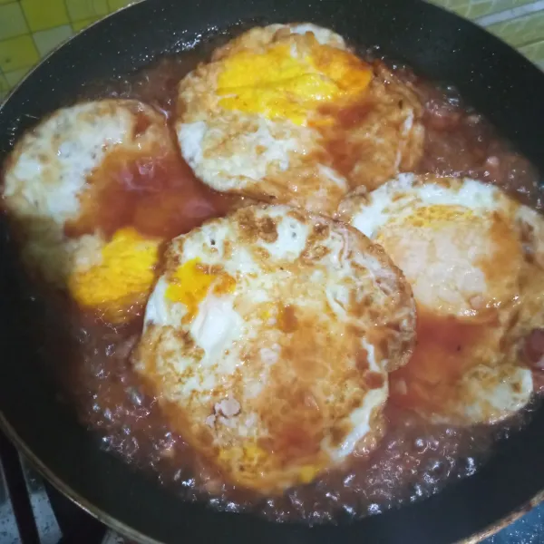 Tambahkan air, gula, dan garam, lalu aduk rata. Masak hingga telur mulai berubah warna. Koreksi rasa.