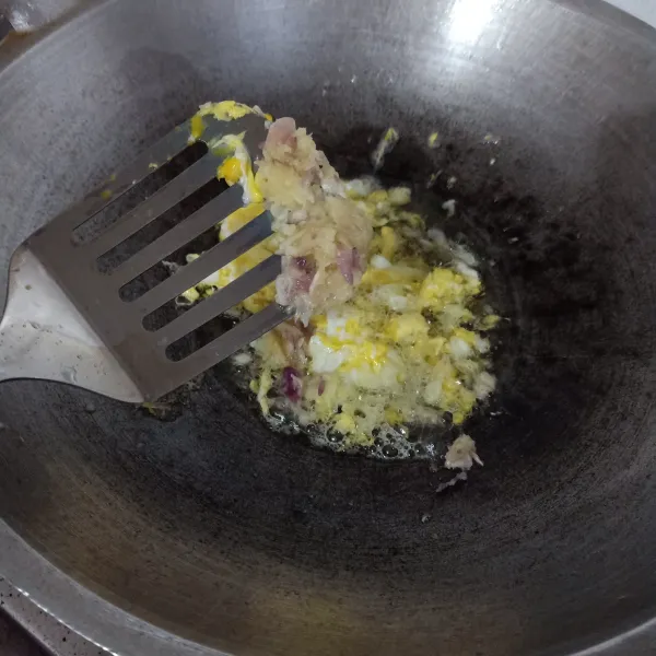 Goreng telur orak arik dengan sedikit minyak, lalu sisihkan di pinggir wajan, tumis bumbu halus sampai harum.