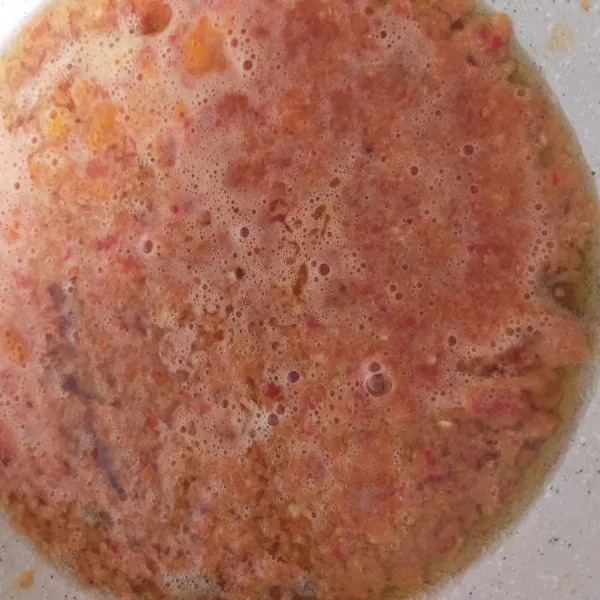 Lumuri ayam kampung dengan air jeruk nipis dan garam (1). Diamkan di dalam kulkas selama 30 menit. Sisihkan.Panaskan minyak goreng, tumis bumbu halus hingga harum.