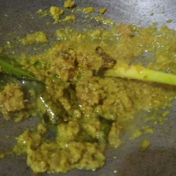 Tumis bumbu berserta bahan pelengkapnya hingga harum