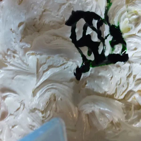 Tambahkan Pasta pandan. Aduk rata. Kukus selama 30 menit.