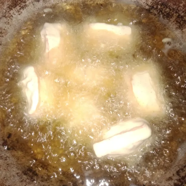 Lalu siapkan minyak goreng dan goreng adonan hingga matang keemasan