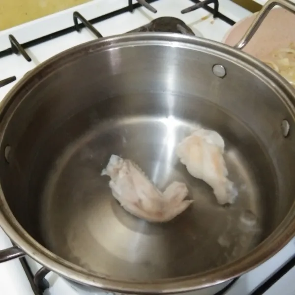 Didihkan air yang baru masukan sayap ayam yang telah direbus
