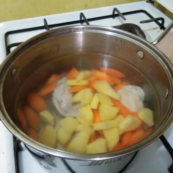 Masukan potongan wortel dan kentang masak hingga setengah matang
