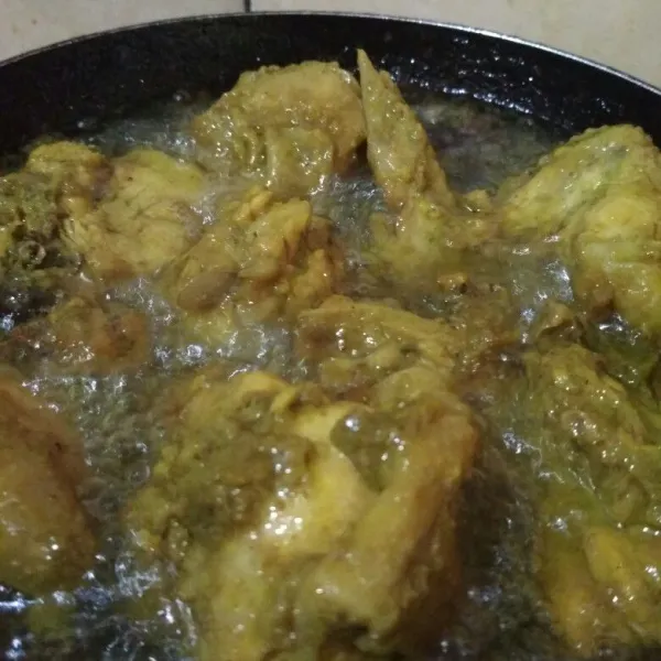 Panaskan minyak goreng ayam hingga matang kedua sisi, sajikan dengan lalapan, sambal favorit dan nasi hangat